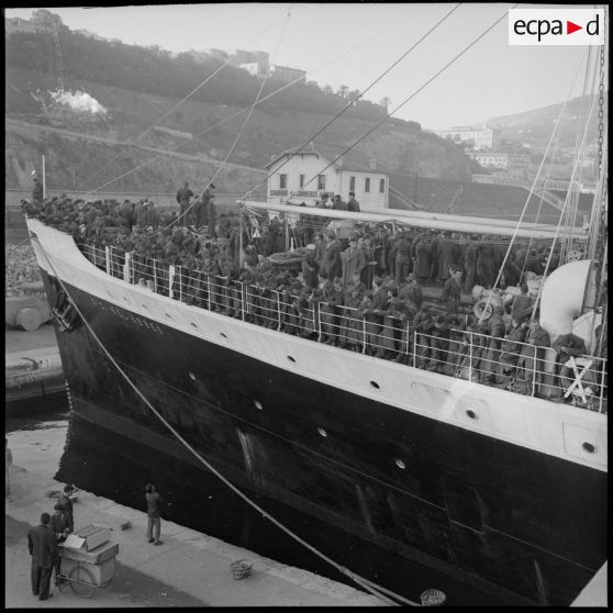Départ du paquebot Sidi Bel Abbes du port d'Oran avec à son bord un groupe d'appelés du contingent.