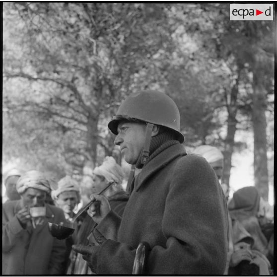 Distribution de soupe aux hommes d'un village par un soldat lors d'une séance d'action psychologique.