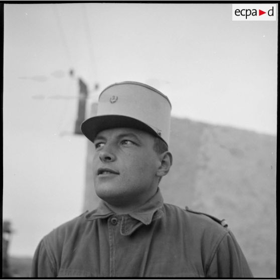 Portrait d'un sous-lieutenant du 2e régiment de spahis algériens (2e RSA) dans une mechta algérienne.