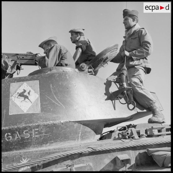 Trois soldats du 2e régiment de spahis algériens (2e RSA) sur un char léger équipé d'une mitrailleuse en Algérie.