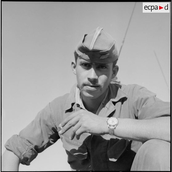 Portrait d'un sergent-chef de la 5e division blindée (5e DB)  fumant une cigarette.