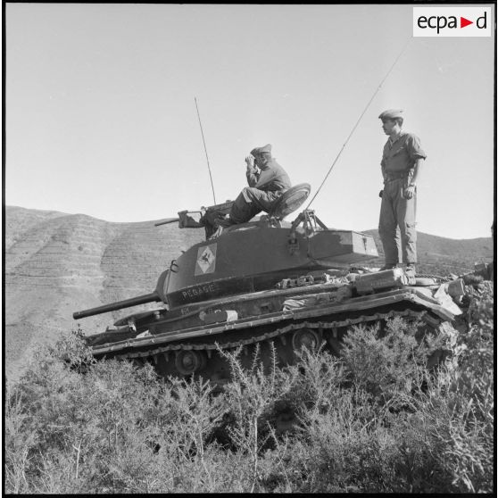 Deux éléments de la 5e division blindée (5e DB) en mission d'observation sur un char léger dans le djebel algérien.