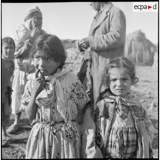 Portrait de deux jeunes filles dans un village algérien.