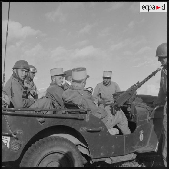 Des éléments du 2e régiment de spahis algériens (2e RSA) en patrouille à bord d'un véhicule militaire en Algérie.