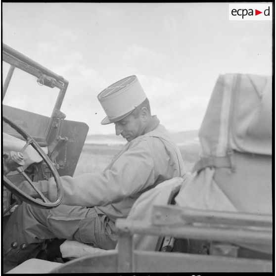 Un capitaine du 2e régiment de spahis algériens (2e RSA) à bord d'un véhicule léger militaire dans le djebel algérien.
