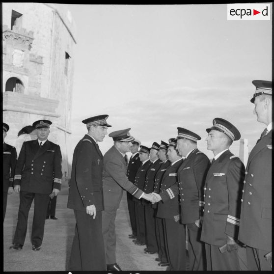 Présentation des officiers supérieurs de l'amirauté à l'air marshal sir Gilbert Nicholetts par le vice-amiral d'escadre Auboyneau lors d'une visite officielle à Alger.