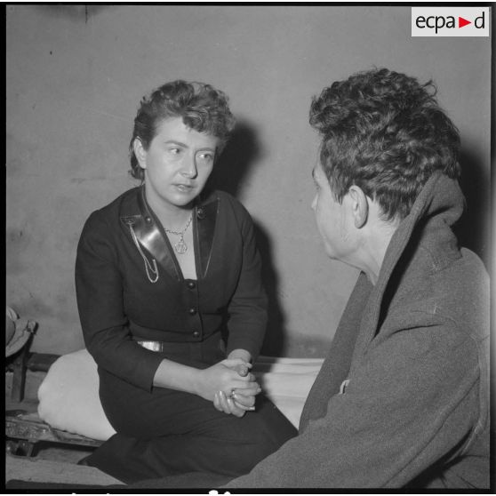 Discussion entre la chanteuse Mick Micheyl et un soldat lyonnais blessé à l'hôpital Maillot d'Alger.
