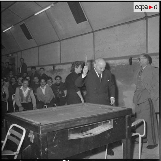 Jean Nohain frappant les trois coups avant un spectacle à l'hôpital Maillot d'Alger.