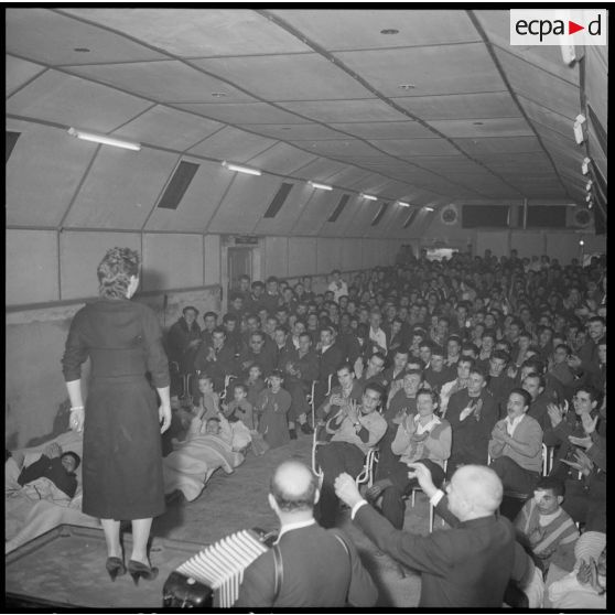 Concert de Mick Micheyl devant les soldats blessés de l'hôpital Maillot d'Alger.