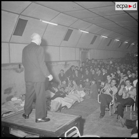 Jean Nohain présentant un spectacle devant les blessés de l'hôpital Maillot d'Alger.