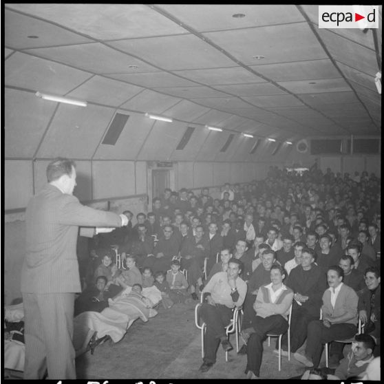 Représentation du comique Fernand Raynaud devant les soldats blessés de l'hôpital Maillot d'Alger.