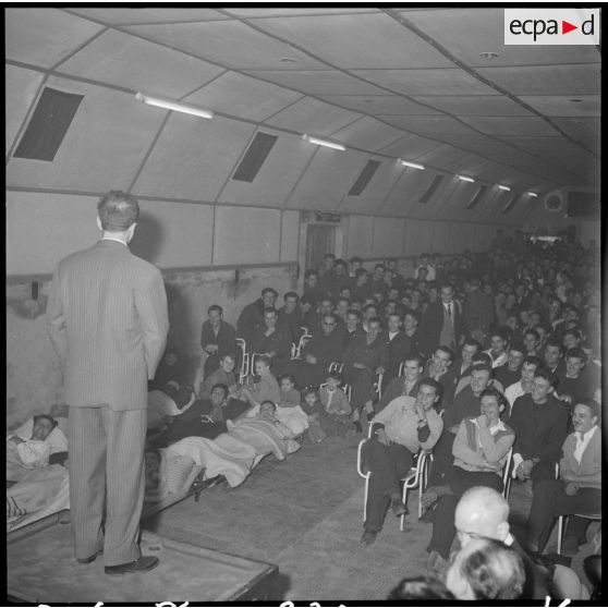 Représentation du comique Fernand Raynaud devant les soldats blessés de l'hôpital Maillot d'Alger.