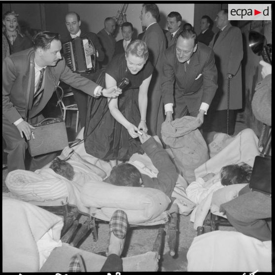 Distribution de boîtes d'allumettes par Jeanne Darbois et André Leclerc aux soldats blessés de l'hôpital Maillot d'Alger.