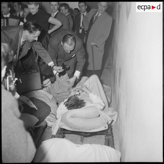 Distribution de boîtes d'allumettes par le présentateur André Leclerc aux soldats blessés de l'hôpital Maillot d'Alger.