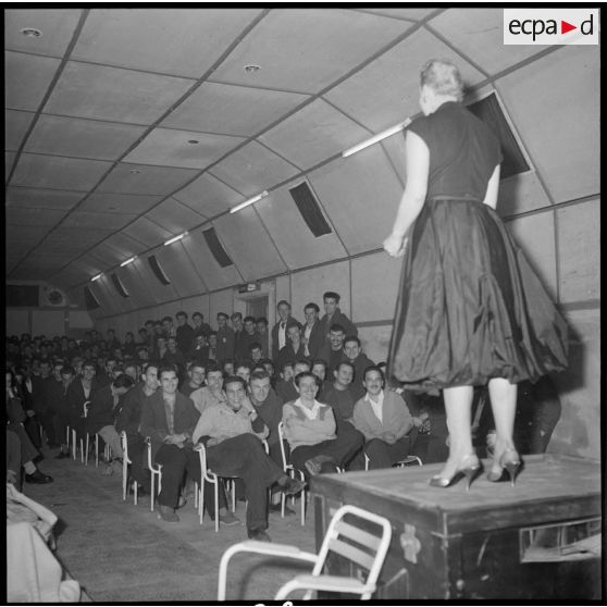 Concert de la chanteuse Jeanne Darbois devant les soldats blessés à l'hôpital Maillot d'Alger.