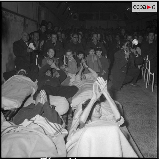 Applaudissements des soldats blessés de l'hôpital Maillot d'Alger lors du concert de Jeanne Darbois.