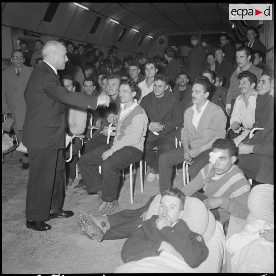Discours du présentateur Jean Nohain devant les soldats blessés de l'hôpital Maillot d'Alger.