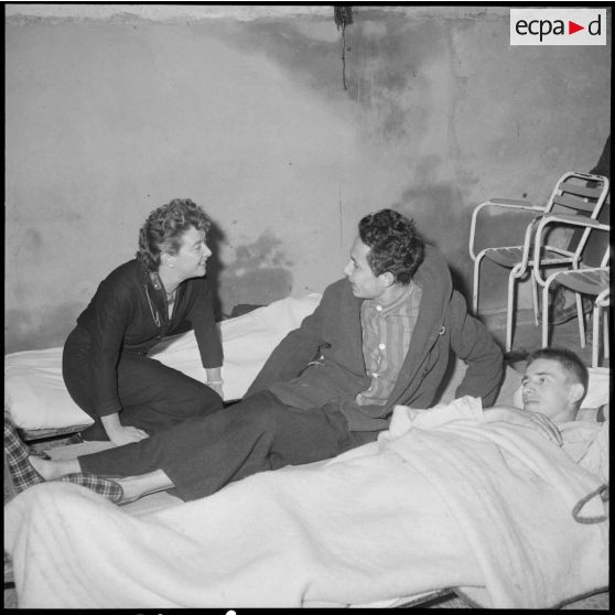 Discussion entre la chanteuse Mick Micheyl et un soldat lyonnais blessé à l'hôpital Maillot d'Alger.