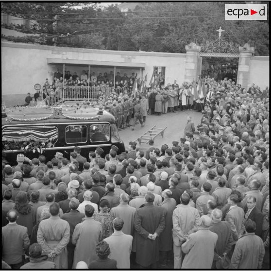 Le corbillard arrive au cimetière Saint-Eugène d'Alger lors des obsèques d'Amédée Froger.