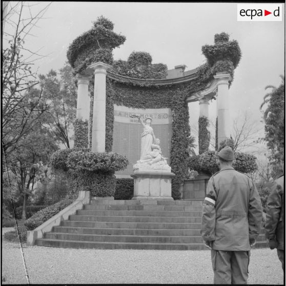 Un soldat devant le monument aux morts de Boufarik lors des funérailles d'Amédée Froger.