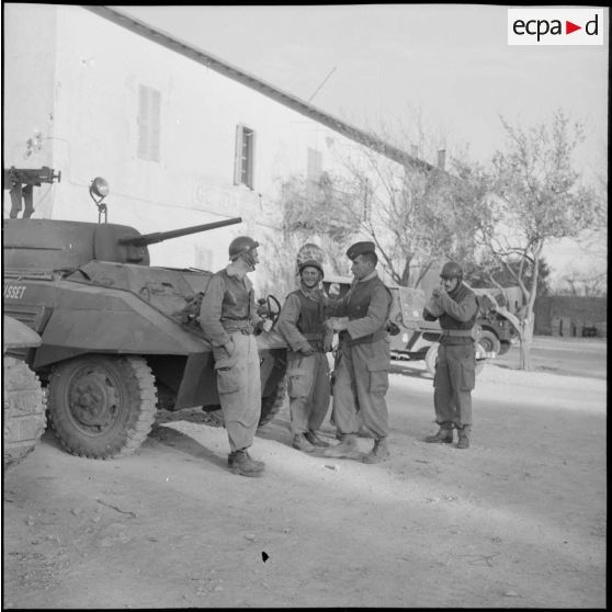 Discussion entre des spahis du 8e régiment de spahis (RS) devant la gendarmerie de M'Sila.