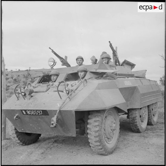 Des éléments du 8e régiment de spahis (RS) à bord d'un véhicule à roues blindé à M'Sila.