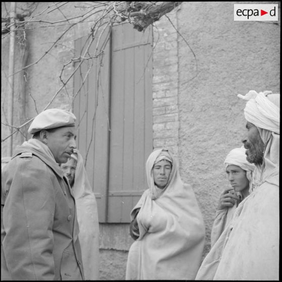 Conversation entre le capitaine du 8e régiment de spahis (RS) et des hommes algériens à M'Sila.