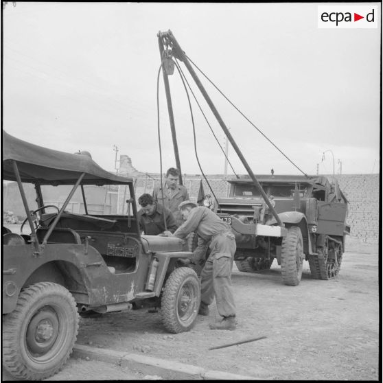 Remorquage d'un véhicule léger militaire par un véhicule blindé semi-chenillé à M'Sila.
