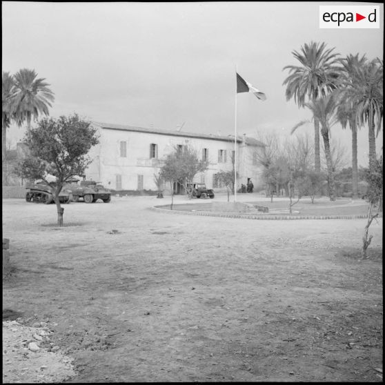 Des véhicules militaires du 8e régiment de spahis (RS) stationnés devant la gendarmerie de M'Sila.