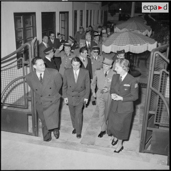 MM. Bourgès Maunoury et Lejeune sont accueillis par Mme la comtesse de Luart.