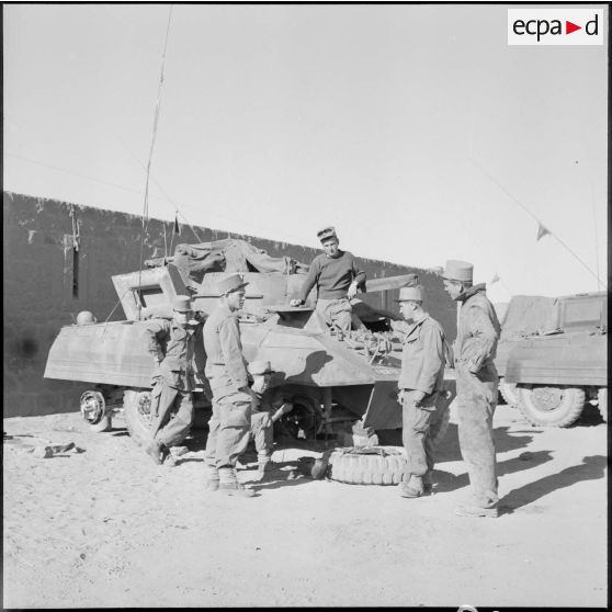 Entretien sur une automitrailleuse M-8.