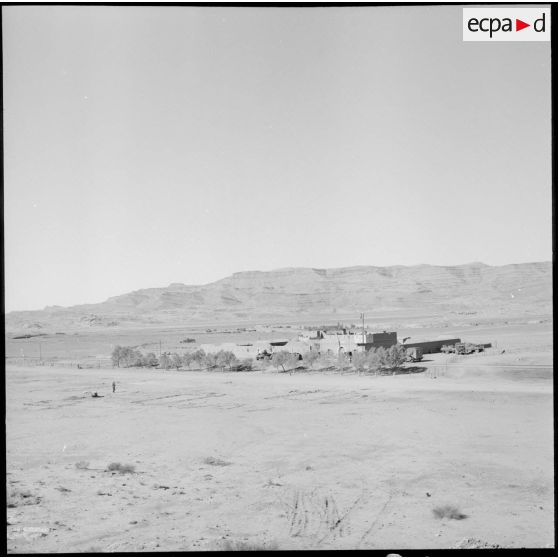 Poste français dans un paysage désertique.