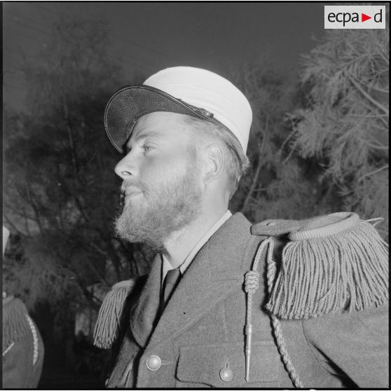 Portrait d'un légionnaire en grande tenue.