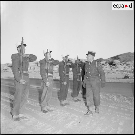 Un colonel passe en revue un peloton de la Légion étrangère.