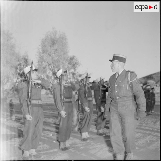 Un colonel passe en revue un peloton de la Légion étrangère.