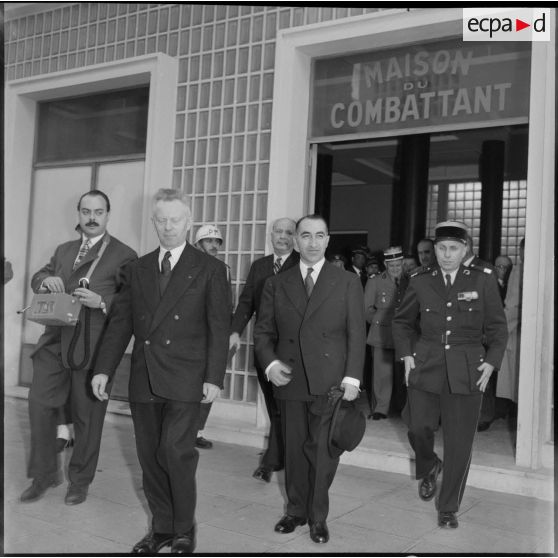 En compagnie de M. Serge Baret, IGAME d'Alger, l'intendant Picard et le colonel Daviron se dirigent vers les camions cinéma.