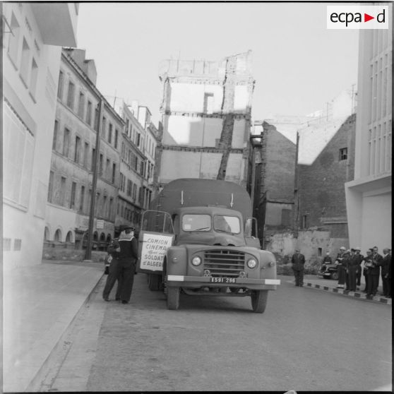 Le camion cinéma offert par la région Bretagne s'apprête à prendre la route de Sétif pour être mis à disposition de la 19e DI.