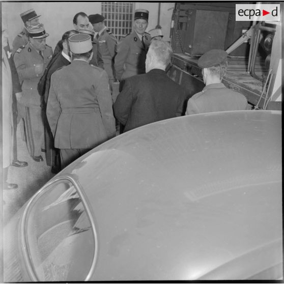 Présentation des ciné-bus aux autorités civiles et militaires.