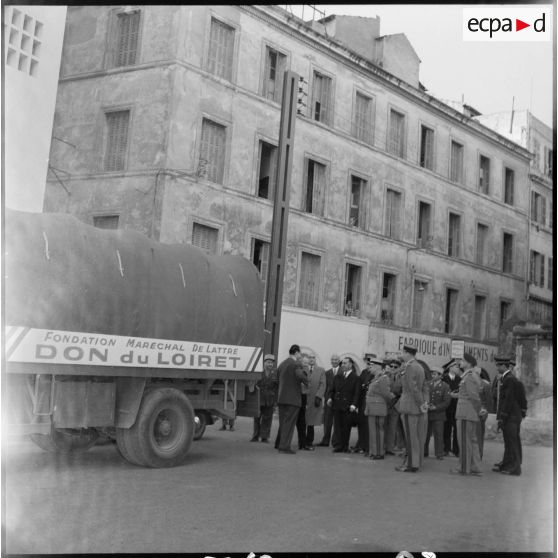 Présentation du camion cinéma offert par le département du Loiret aux autorités civiles et militaires.