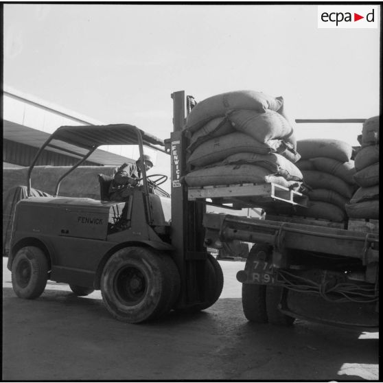 Chargement d'une palette sur un camion; service d'intendance Alger.
