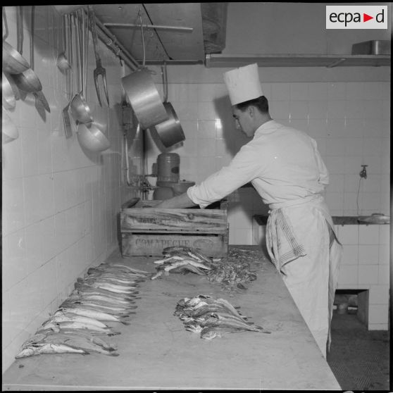 Vue des cuisines du centre militaire de détente interarmées d'Alger.