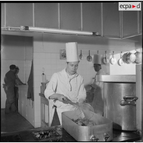 Vue des cuisines du centre militaire de détente interarmées d'Alger.