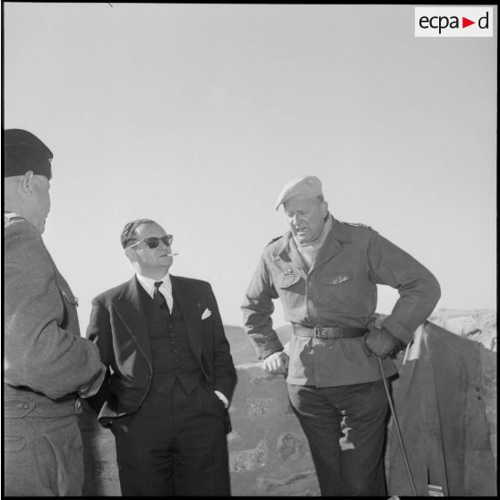 M. Maurice Bourgès-Maunoury en déplacement à la frontière algéro-marocaine.