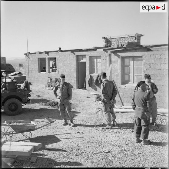 Construction d'un poste "en dur", frontière algéro-marocaine.
