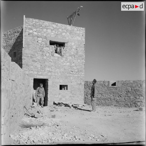 Construction d'un poste "en dur", frontière algéro-marocaine.