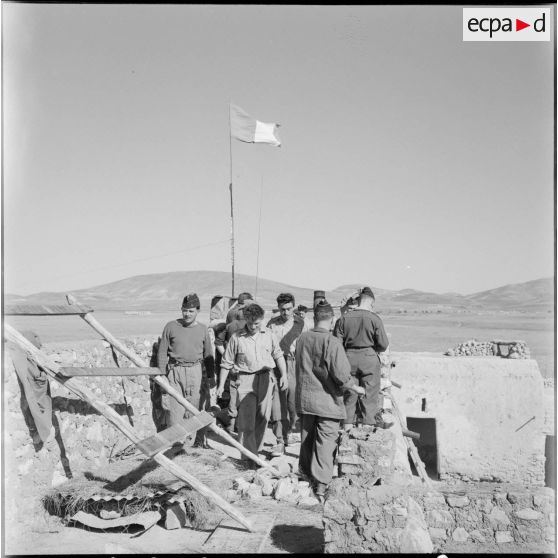 Construction d'un poste "en dur", frontière algéro-marocaine.