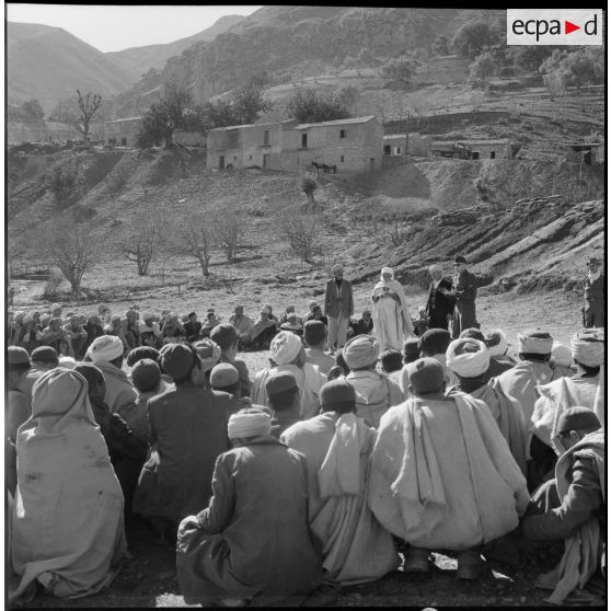 Rassemblement de villageois d'une mechta.