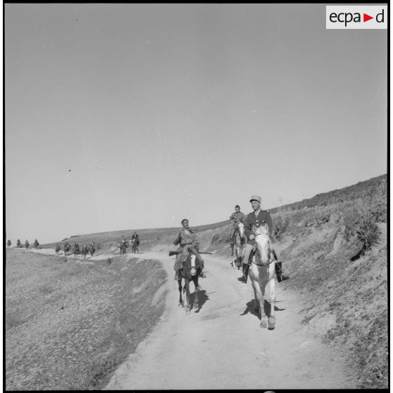 Une patrouille équestre dans le djebel.