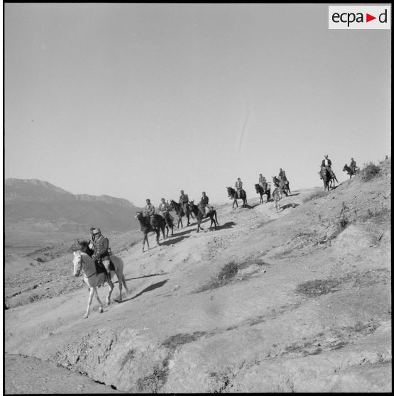 Une patrouille équestre dans le djebel.