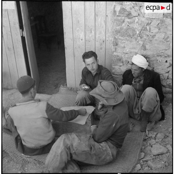 Une partie de domino ente villageois et militaires.